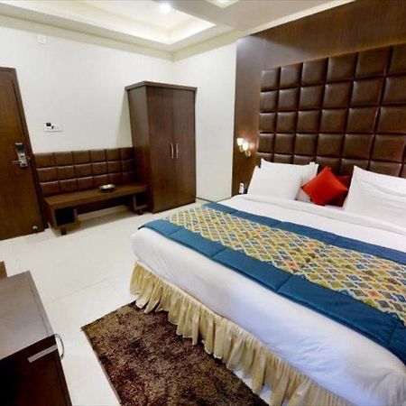Hotel Mk Vivanta Gwalior Exterior foto